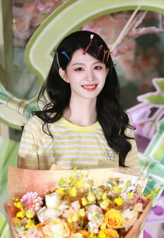 搜狐娱乐讯 近日，王楚然现身新剧杀青现场，她身穿黄色条纹休闲T恤清爽灵动，现场为粉丝献唱并送上花束，温柔暖心氛围浪漫。