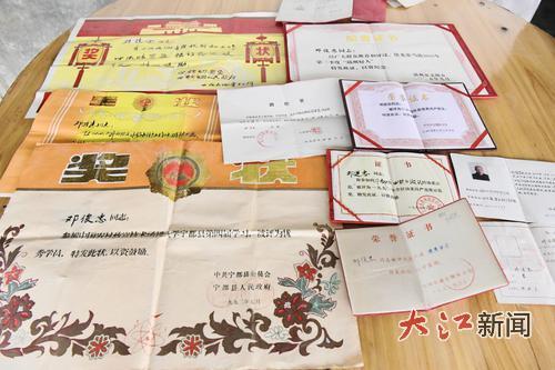 邓俊忠多年深耕农村一线，收获多项荣誉证书