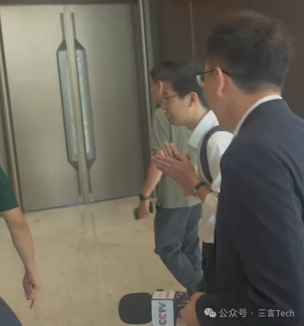 机器人大会众星云集,峰哥差点踹坏机器人
