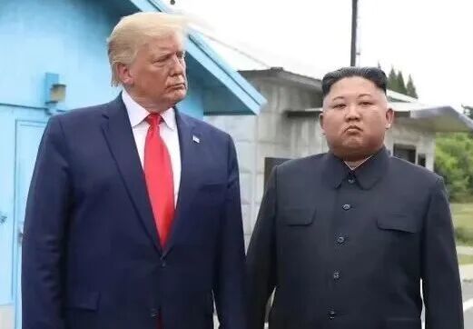 当地时间8月15日，特朗普在社交媒体上发布2019年与金正恩在朝韩边境板门店会面的照片。