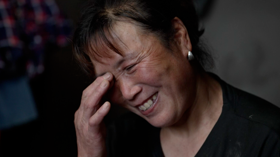 我干活时腿被砍伤，因3万手术费，断了女儿的大学路！53岁女挑山工含泪：得知她藏起通知书那天，我恨自己没本事