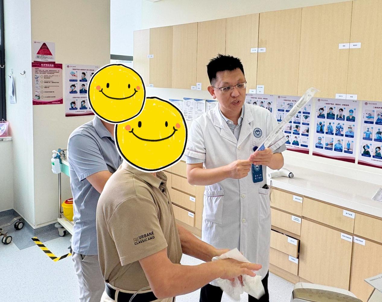王滨主任护师给患者进行讲解和指导