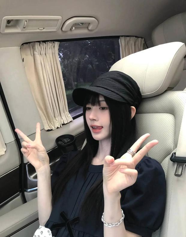 鞠婧祎俏皮比耶。