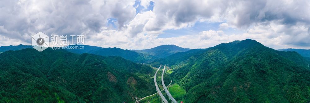 8月18日，航拍下的江西省泰和县中龙乡良坪村。