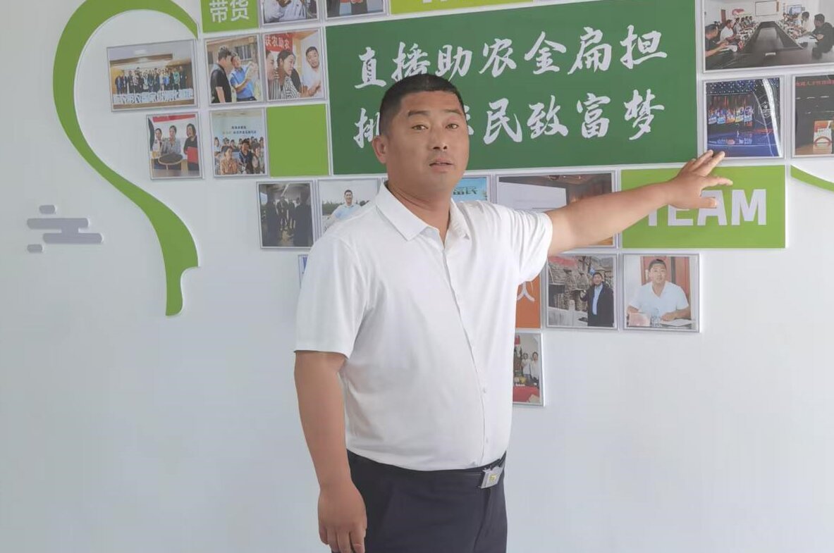 青岛乡里乡亲丨乡村网络达人 凌晨两点半的直播间：村书记王本顺如何把“小虫子”做成大产业？
