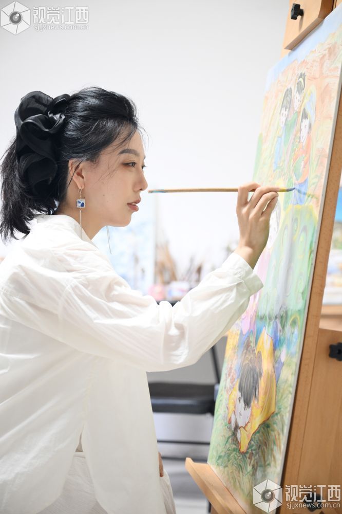 工作之余，王旭始终坚守艺术理想，深耕瓷板画创作。