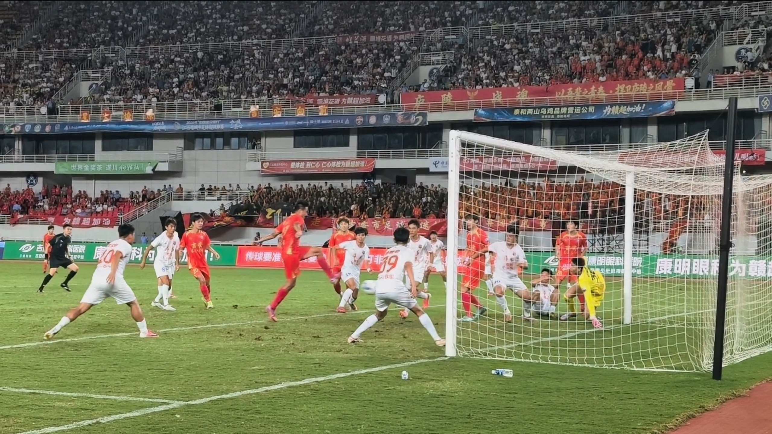 8月1日，吉安队主场迎战萍乡队，球员易卓霖破门瞬间。