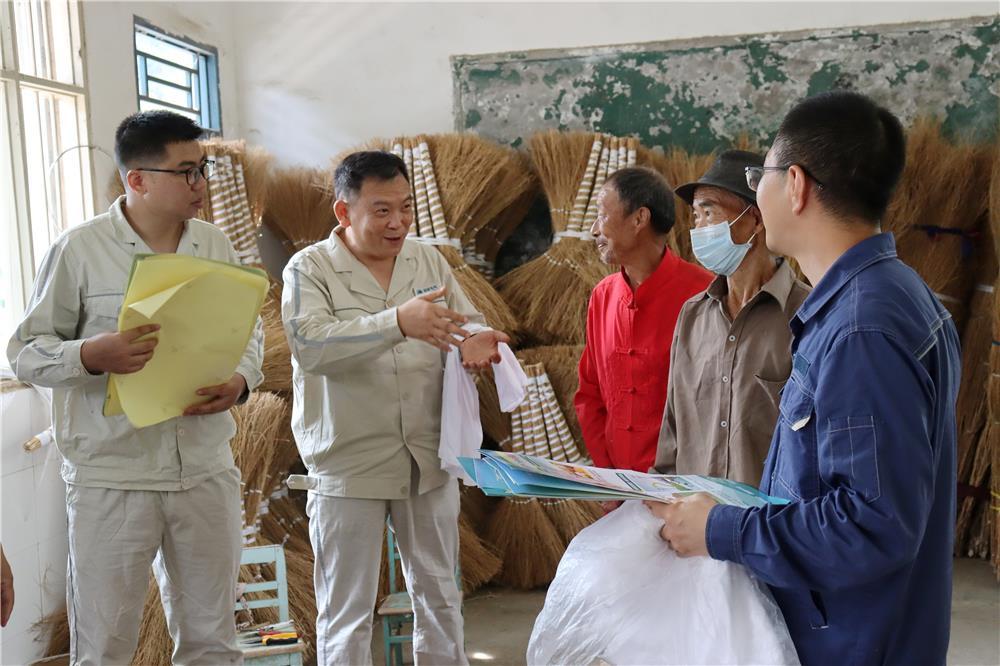 8月18日，星桥镇高都村，工作人员正在给村民宣讲用电安全相关知识。
