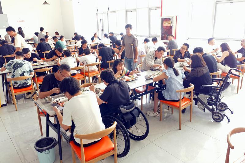 残障员工在温馨的餐厅内就餐 首席记者 吕聪 摄