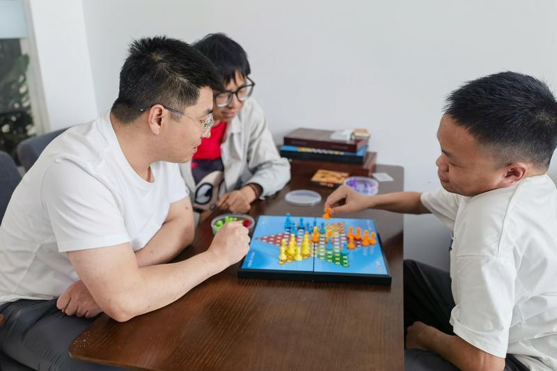 员工业余时间下起跳棋 首席记者 吕聪 摄