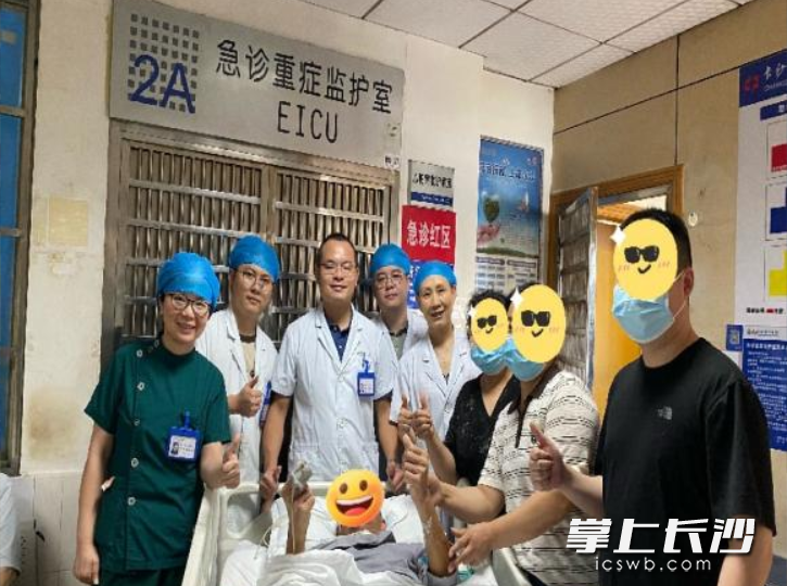 患者转入普通病房前与医护人员合影留念。均为通讯员供图