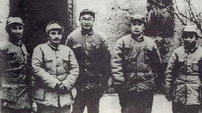 淮海战役总前委领导合影(左起:粟裕、邓小平、刘伯承、陈毅、谭震林)