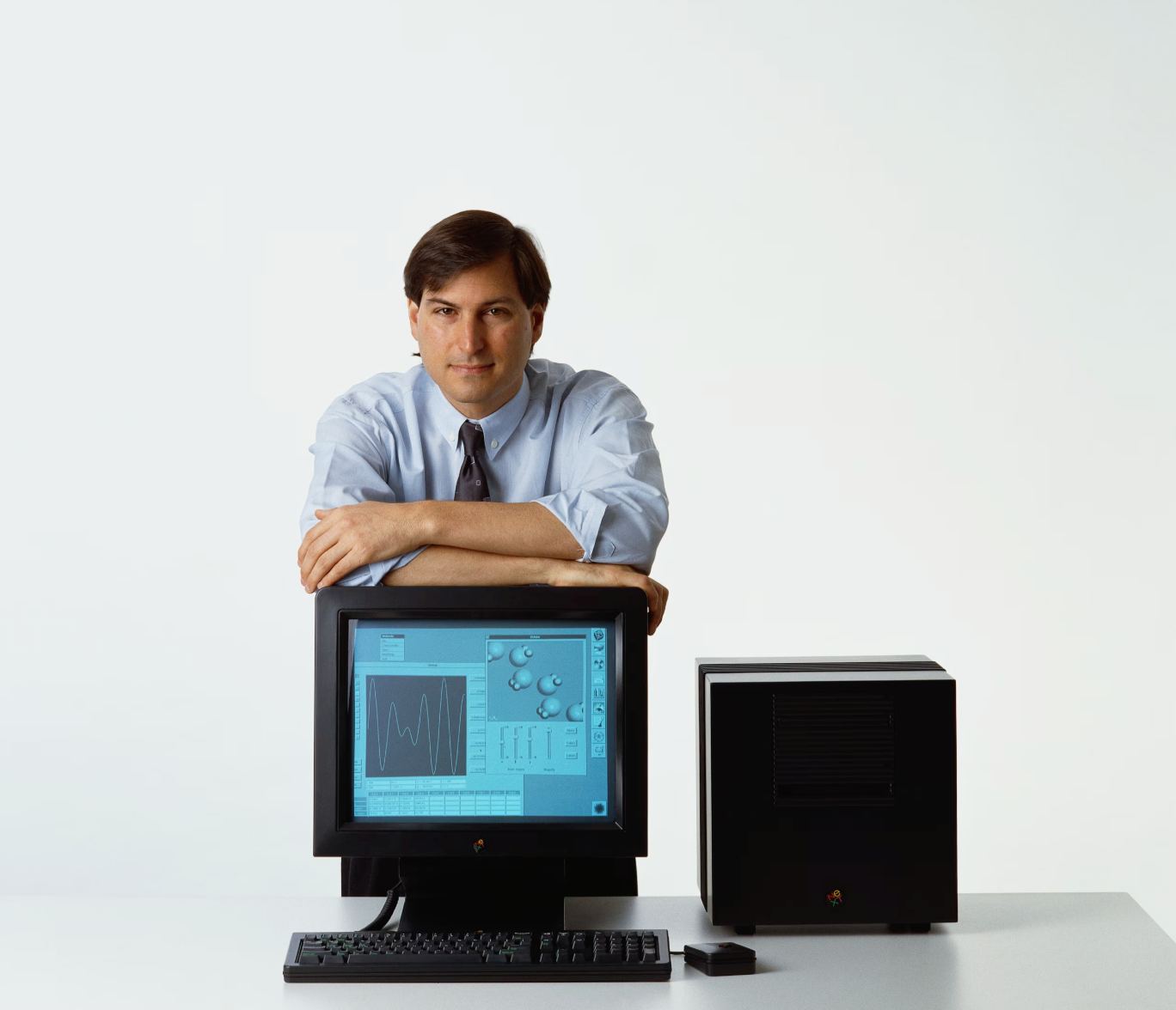 1988年，乔布斯与NeXT电脑合影