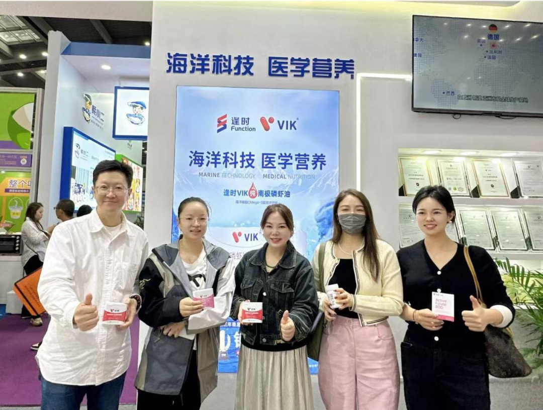 2023年张杰带团队到逢时VIK展位参观(左一)