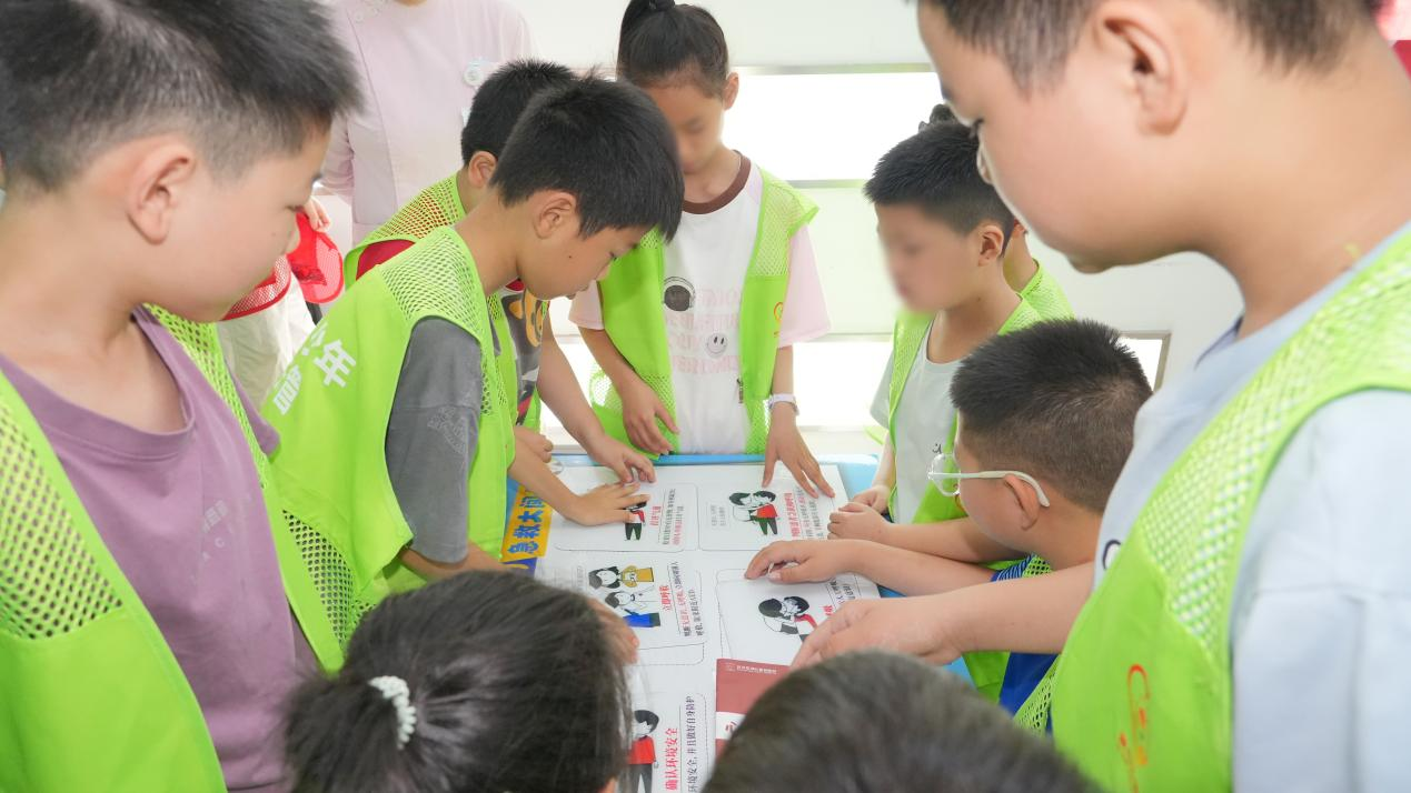 在友谊社区爱心托管班，孩子们在游戏中学会急救知识
