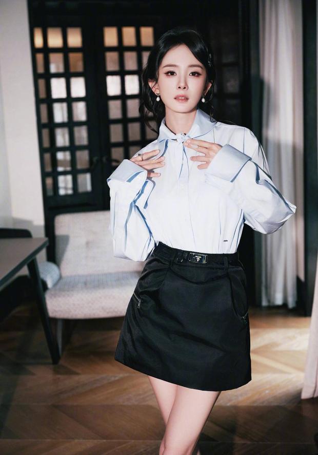 杨幂气质纯欲。