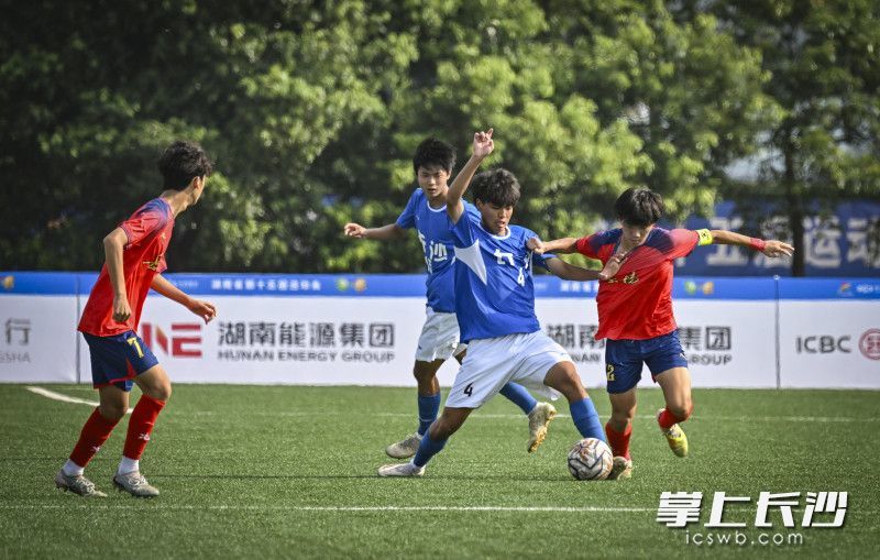 双方拼抢。
