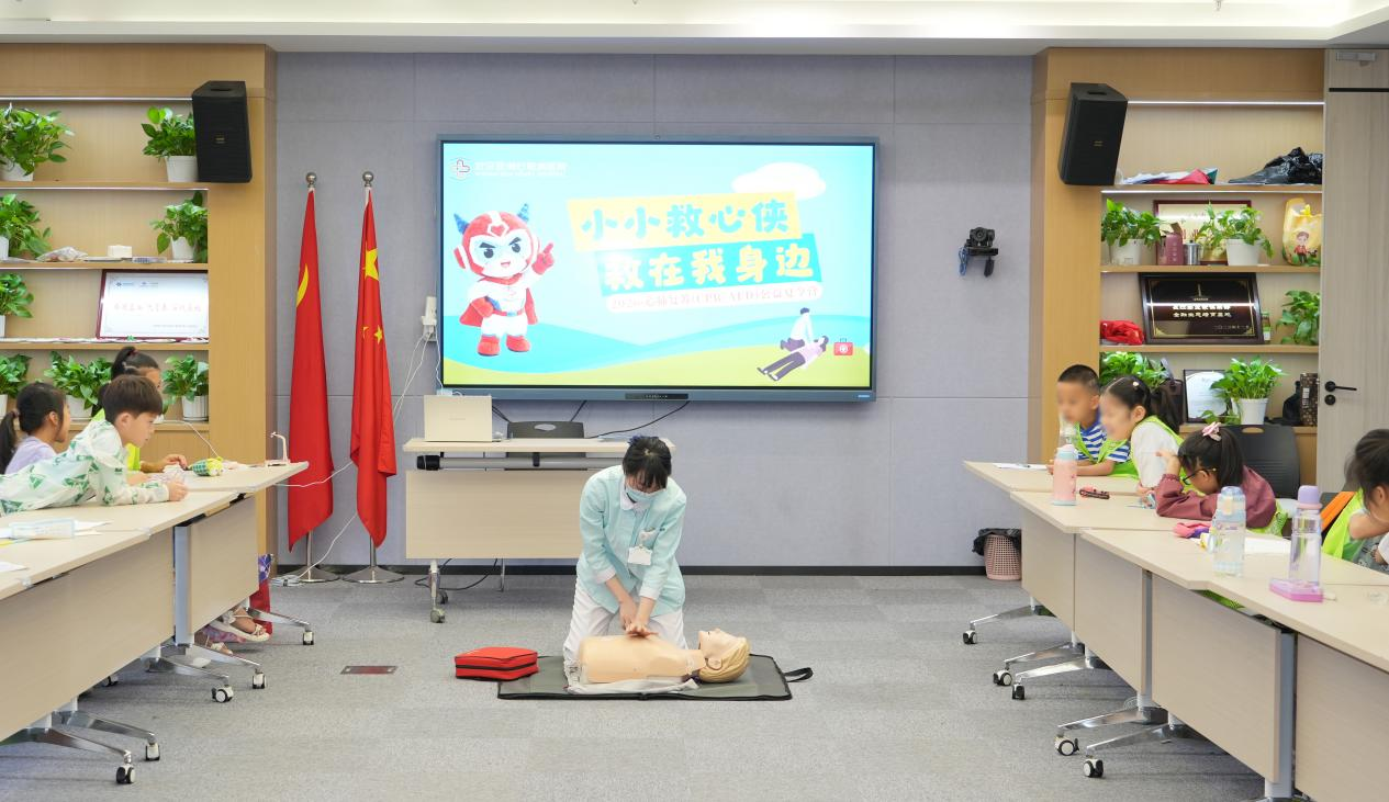 在南国中心楼宇托管班，医护人员示范心肺复苏技能