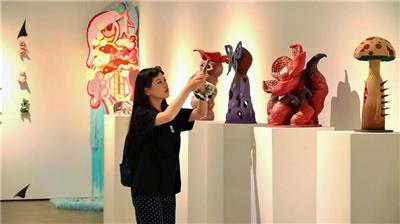 游客观展。(全媒体记者 余辉 摄)