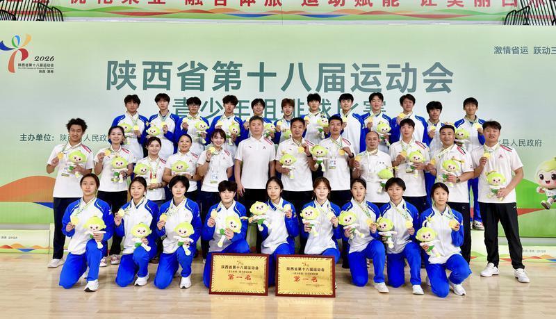 西安市排球健儿在本届省运会上勇夺男子甲组、女子甲组两项冠军。