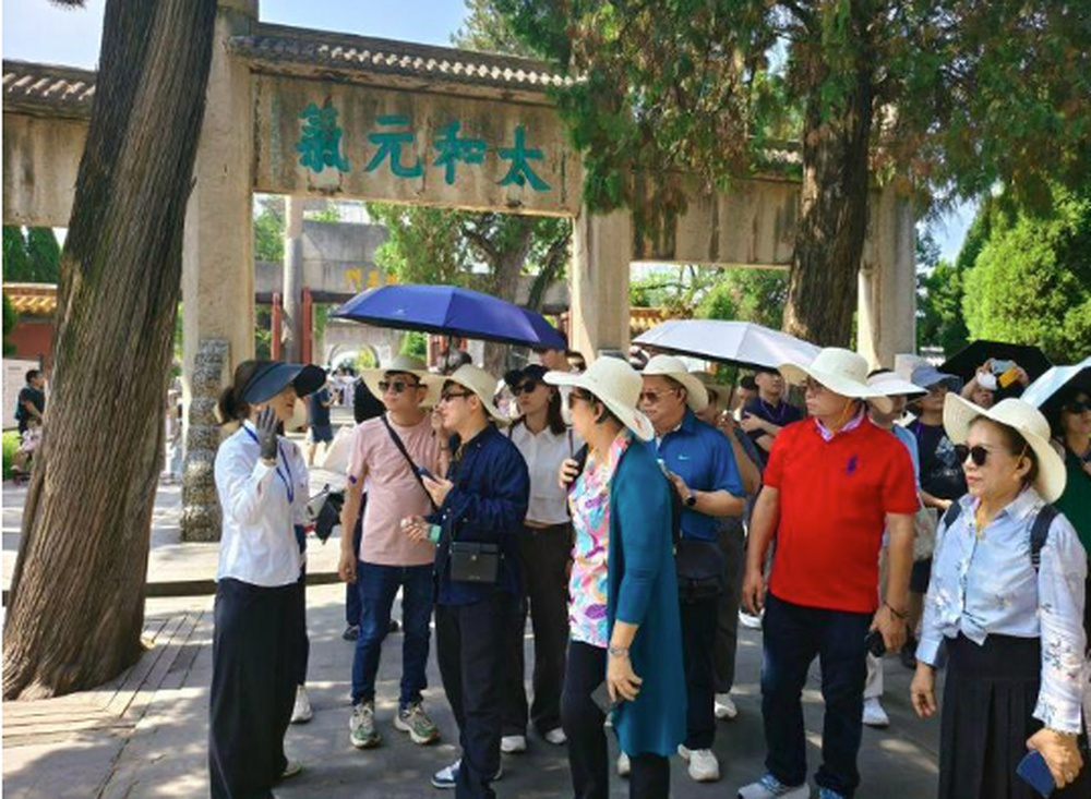 老挝游客在曲阜参观游览。新华社发