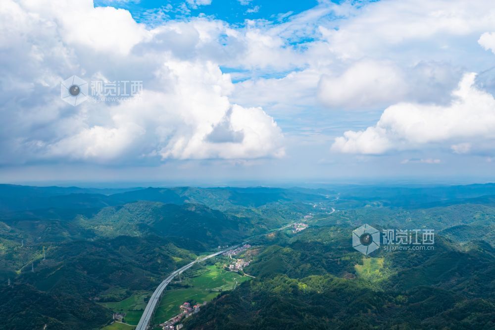 8月18日，航拍下的江西省泰和县中龙乡良坪村。
