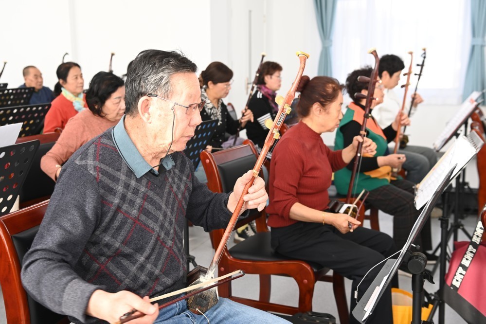 在嘉峪关市老年大学,老年学员学习二胡演奏。