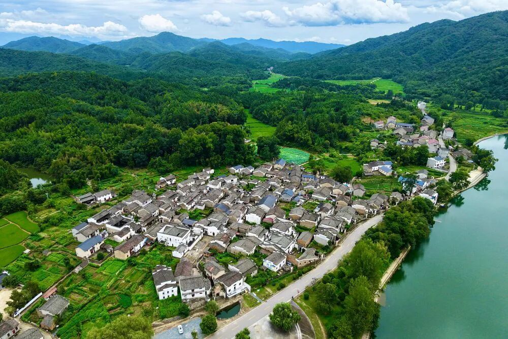江西省景德镇市浮梁县勒功乡沧溪村。(无人机照片)新华社记者 陈浚武 摄