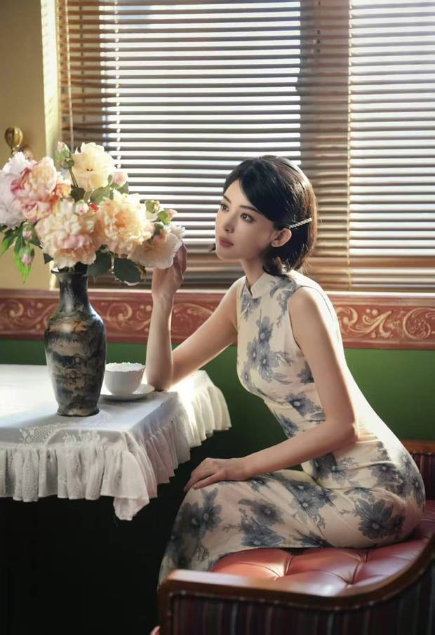 娜扎身姿绰约。