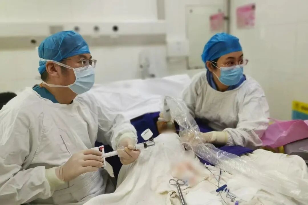 全市首例丨青大附院血管通路亚专科完成动静脉内瘘“三合一”球囊扩张术