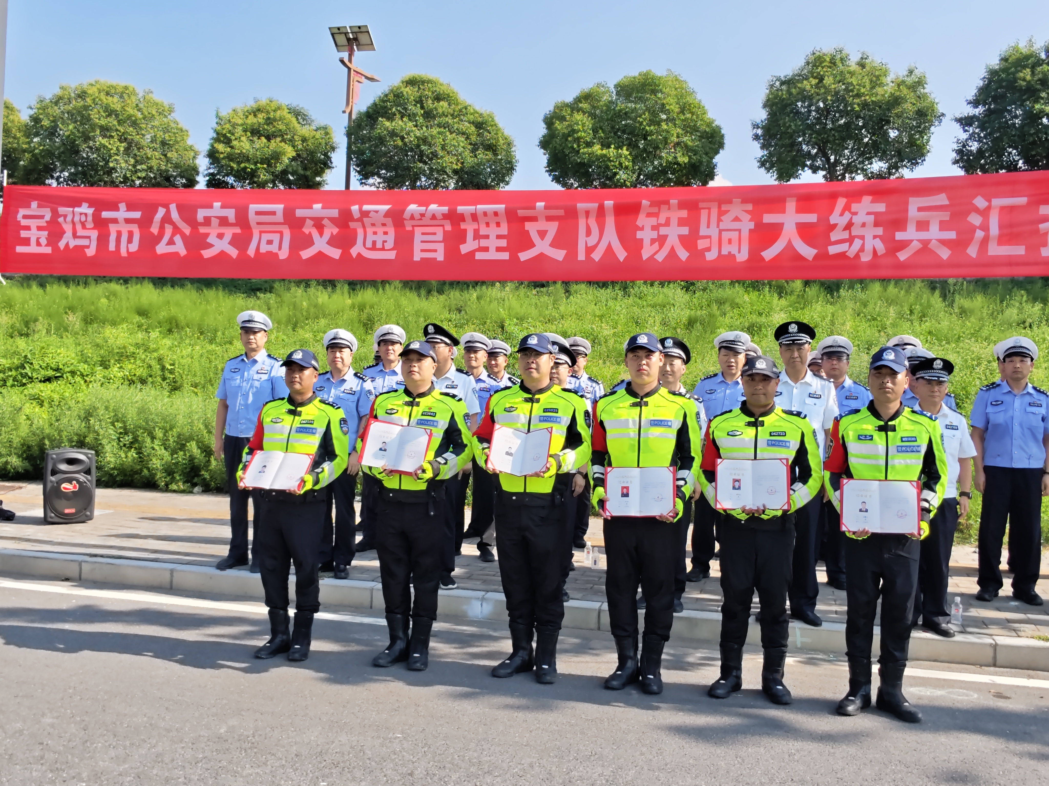 引擎轰鸣展雄风 铁骑砺兵护平安——宝鸡市公安局交通管理支队举行市区铁骑大练兵汇报演练