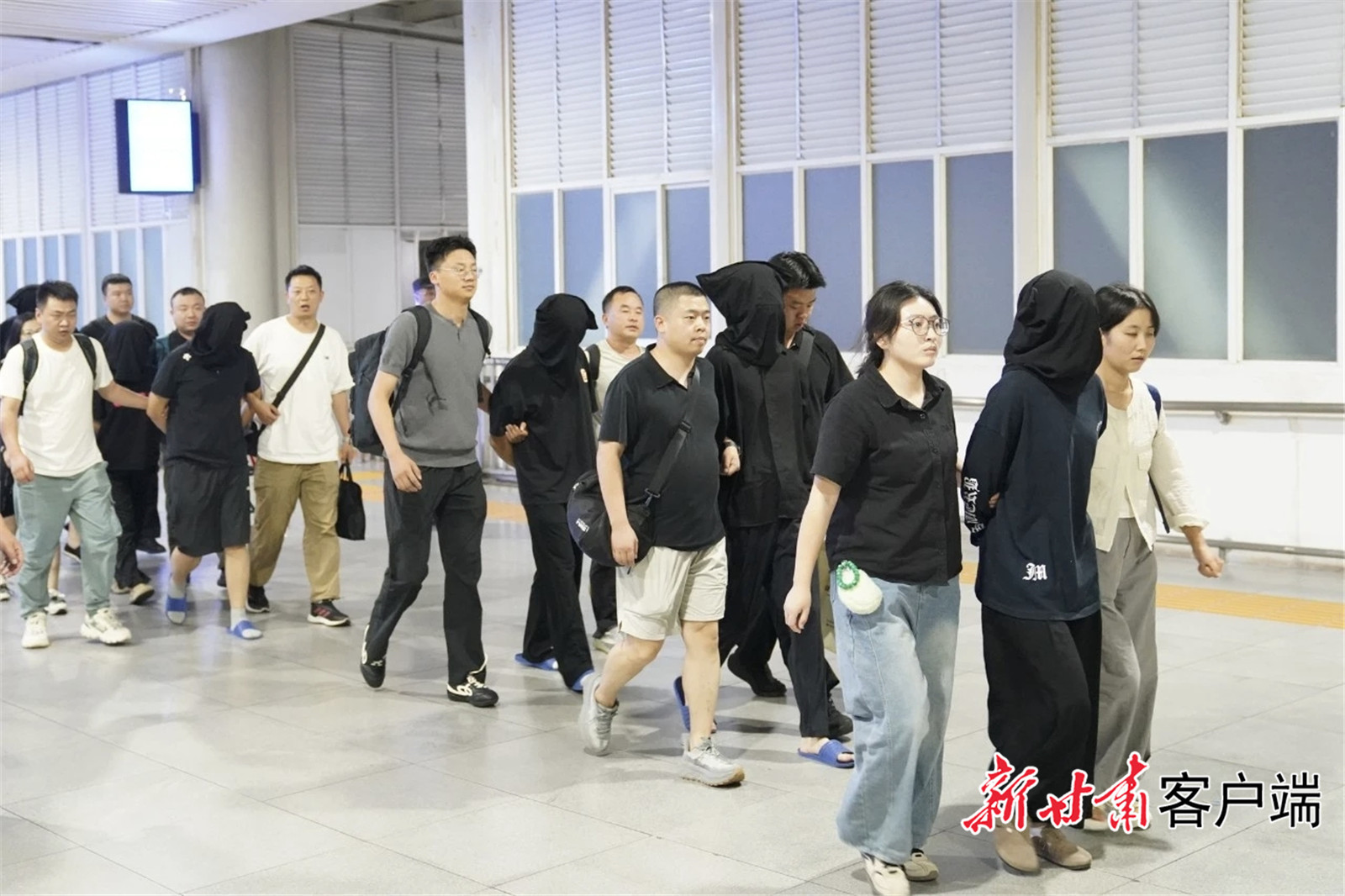 舟曲县公安局办案人员将非法催收网络贷款团伙抓捕归案 甘南州公安局供图