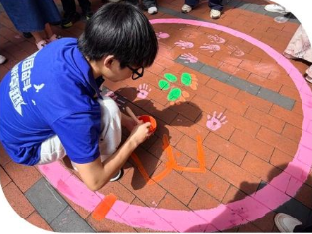 实践队员带领孩子们画地绘