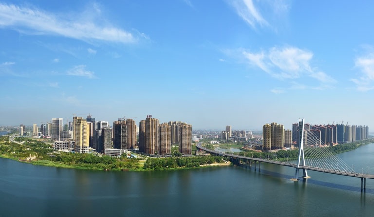 鹰潭市主城区信江河流域，水面平阔，水质清澈，波光粼粼间尽显“ 水清、岸绿、景美”的生态画卷。