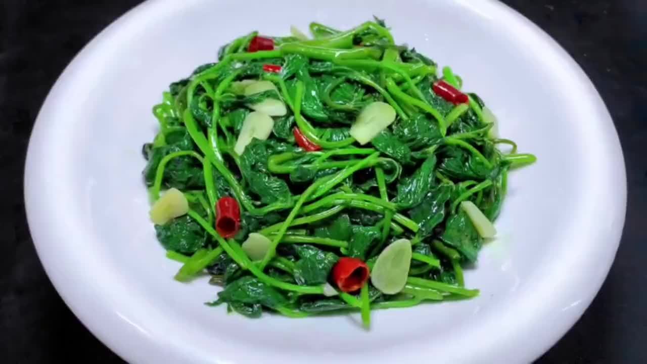 炒红薯叶，直接下锅炒就错了，教你饭店不外传技巧，翠绿还不发黑