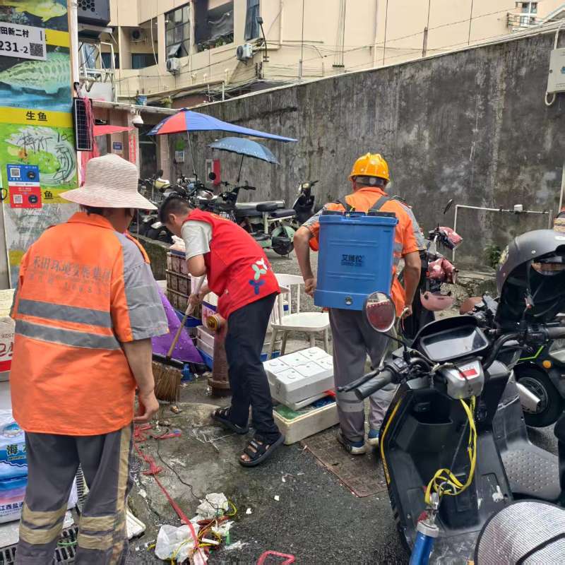 西乡街道盐田社区开展爱卫行动 筑牢 “两热” 防控防线