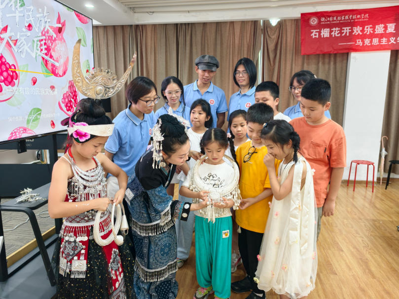 侗族居民向团队成员和小朋友展示少数民族特色银饰