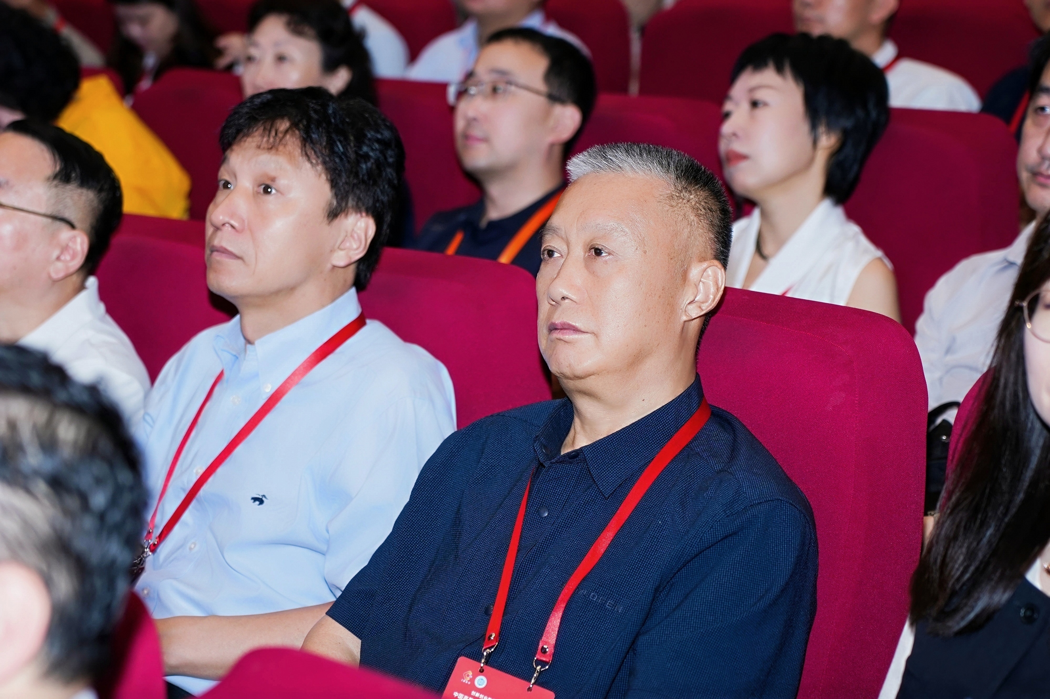 校长张震作为唯一一所民办高职院校校长应邀参会并在前排就座