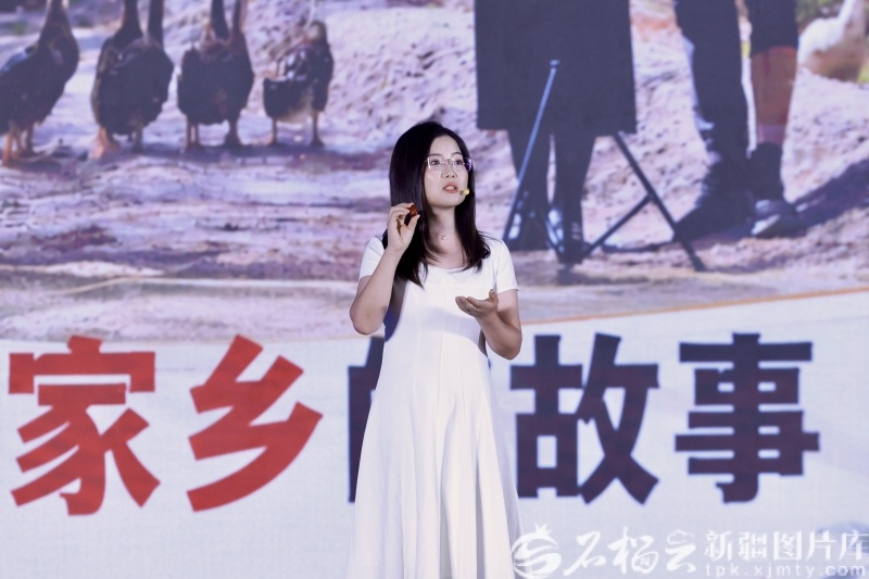 8月25日，自媒体博主@疆南姑娘赵闫分享自己“逃离”又“归来”的经历，以及一篮子灰枣的故事。