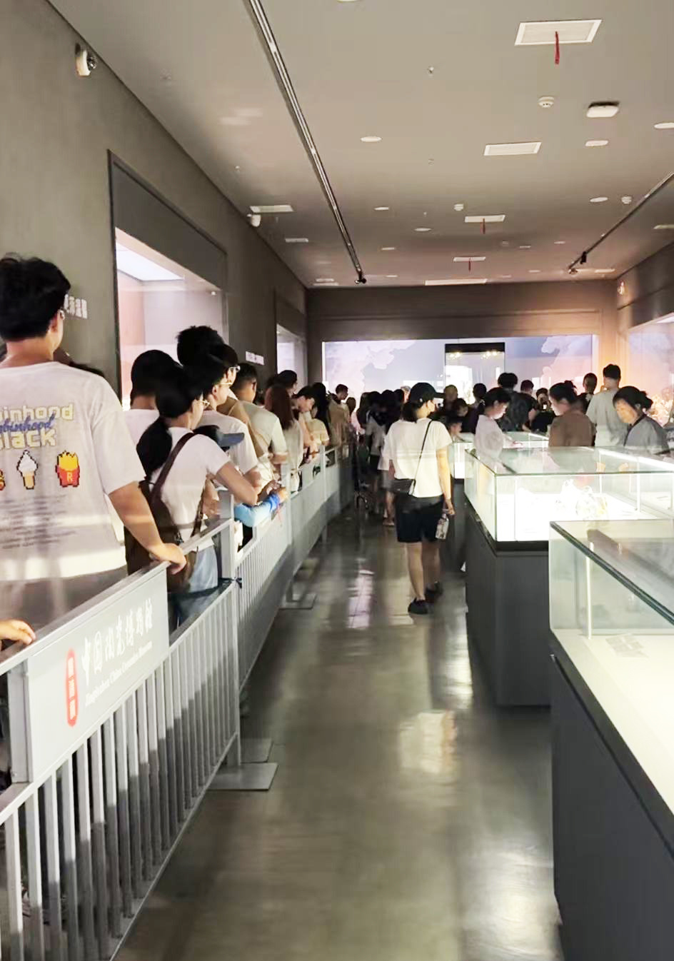 图为游客在景德镇中国陶瓷博物馆场景。