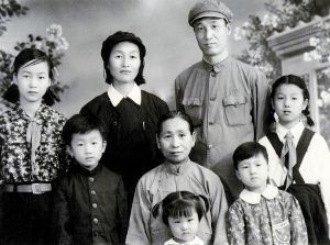 阎又文与家人合影