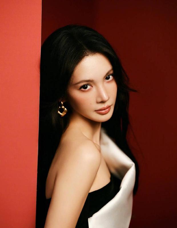 金晨妆容柔和精致。