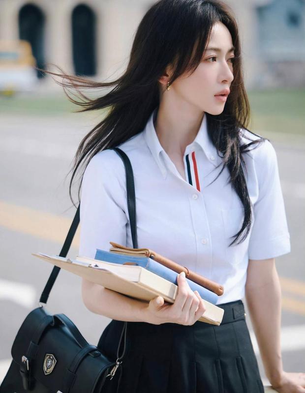 吴谨言灵动清逸。