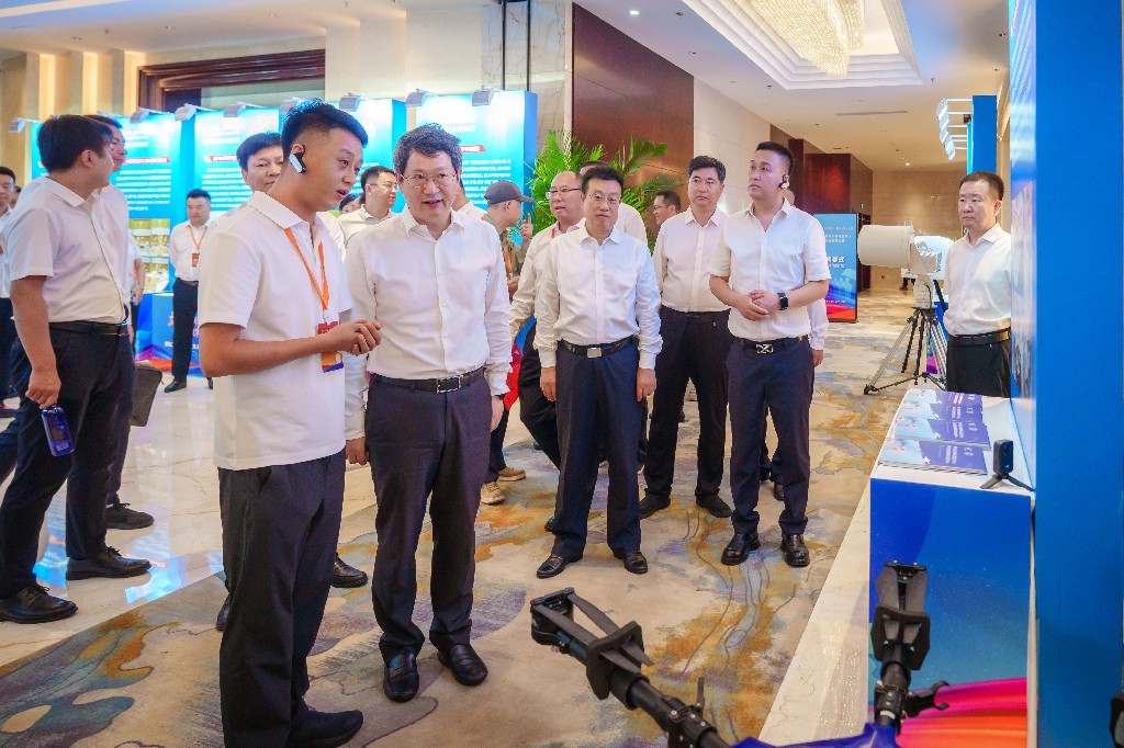 省委常委、副省长张立林(左二)了解军创企业创业创新情况