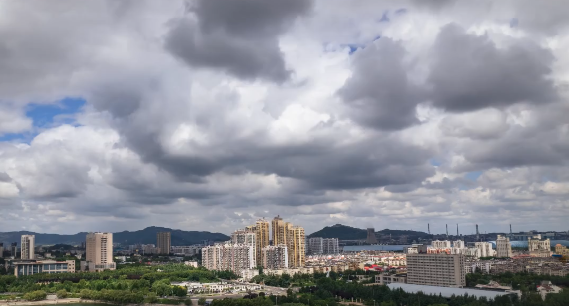济南：钢城南湖，云入长天   