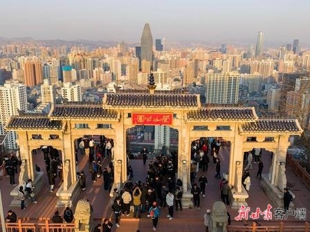 兰山公园半山门牌坊全景（资料图）