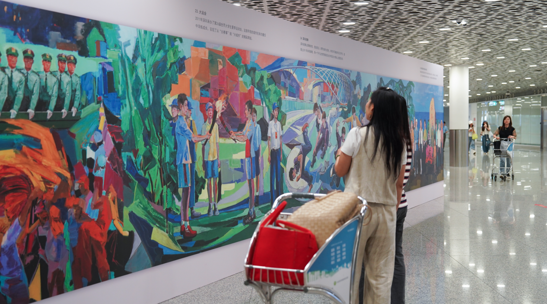 百米油画长卷《奇迹》在深圳机场开展