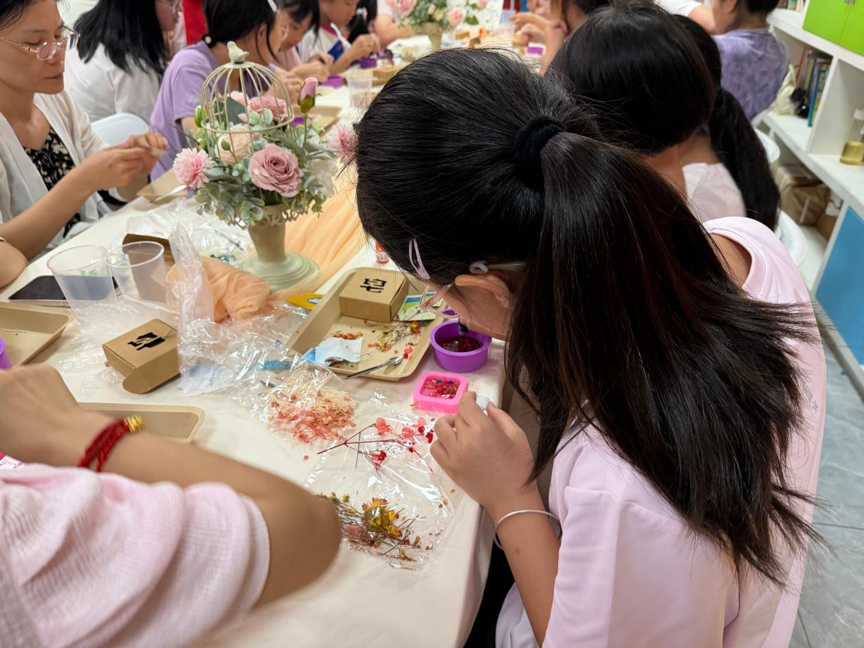 “巧手制香,皂就美好”——臣田社区开展女性香薰手工皂DIY体验活动