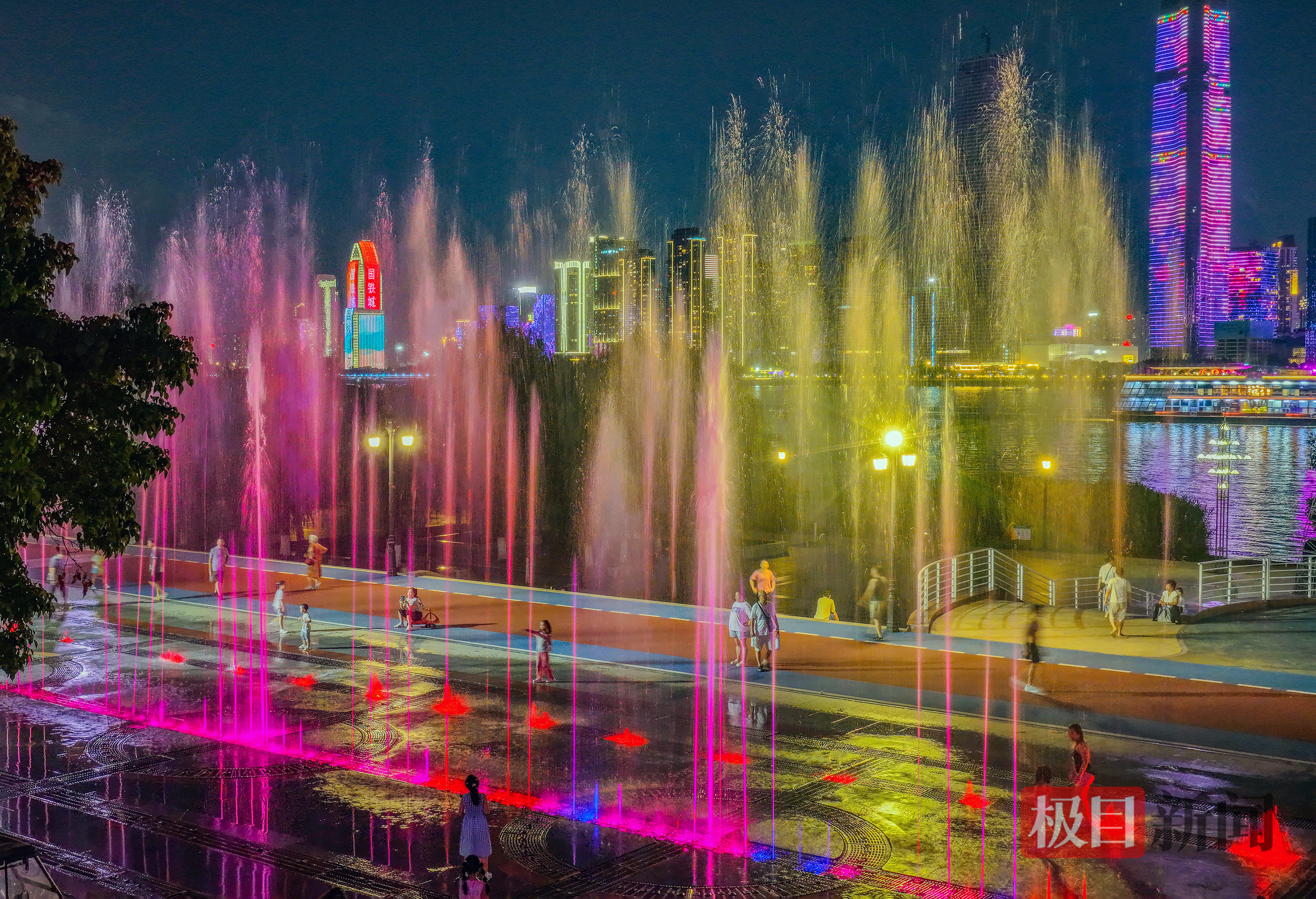 彩色喷泉，江城夜色更显浪漫梦幻