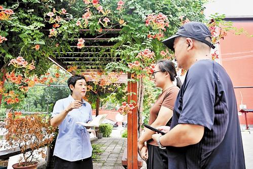 8月21日,在保定市竞秀区田野社区法院宿舍小区,温丽丽代表(左一)与居民交流,听取意见建议。本报记者 刘冰洋摄